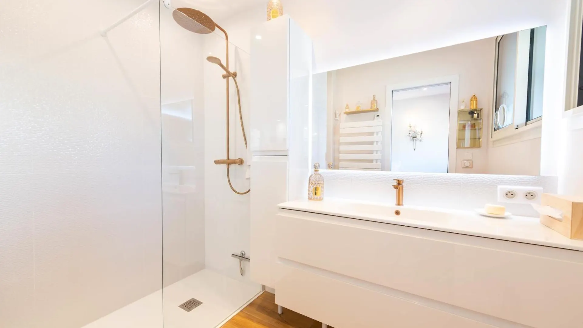 Luxury 2-Br Apartment With Sea View Cannes