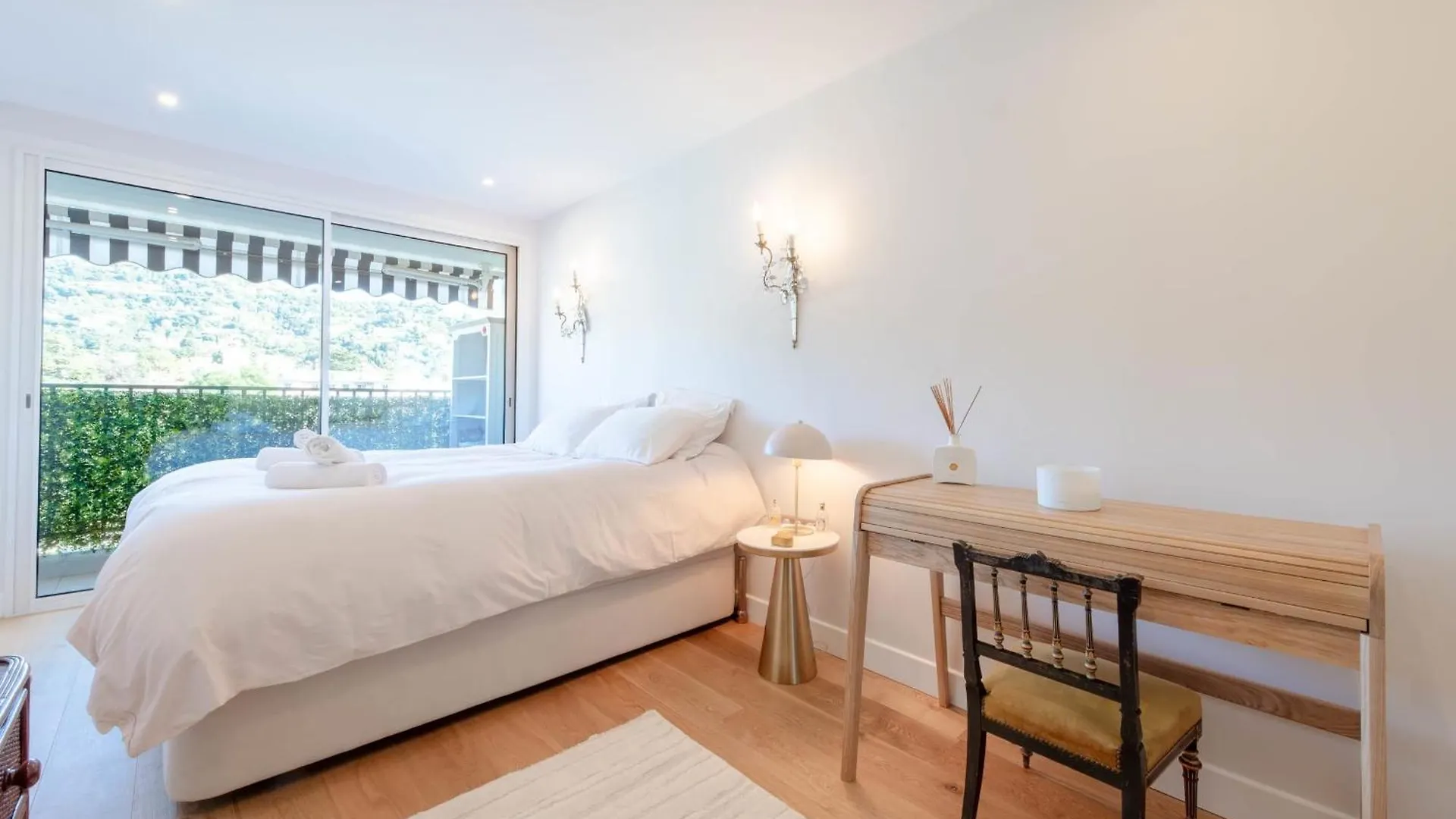 Luxury 2-Br Apartment With Sea View Cannes France
