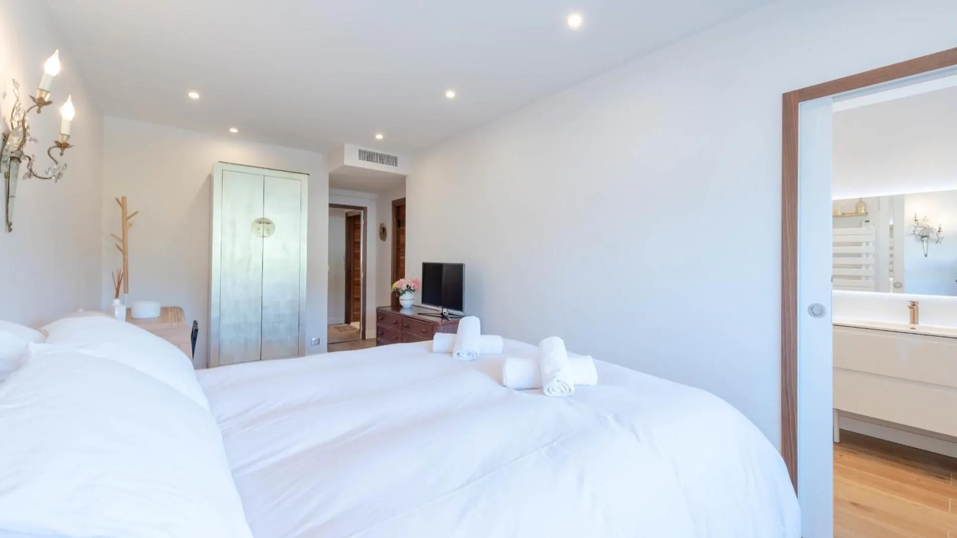 Luxury 2-Br Apartment With Sea View Cannes