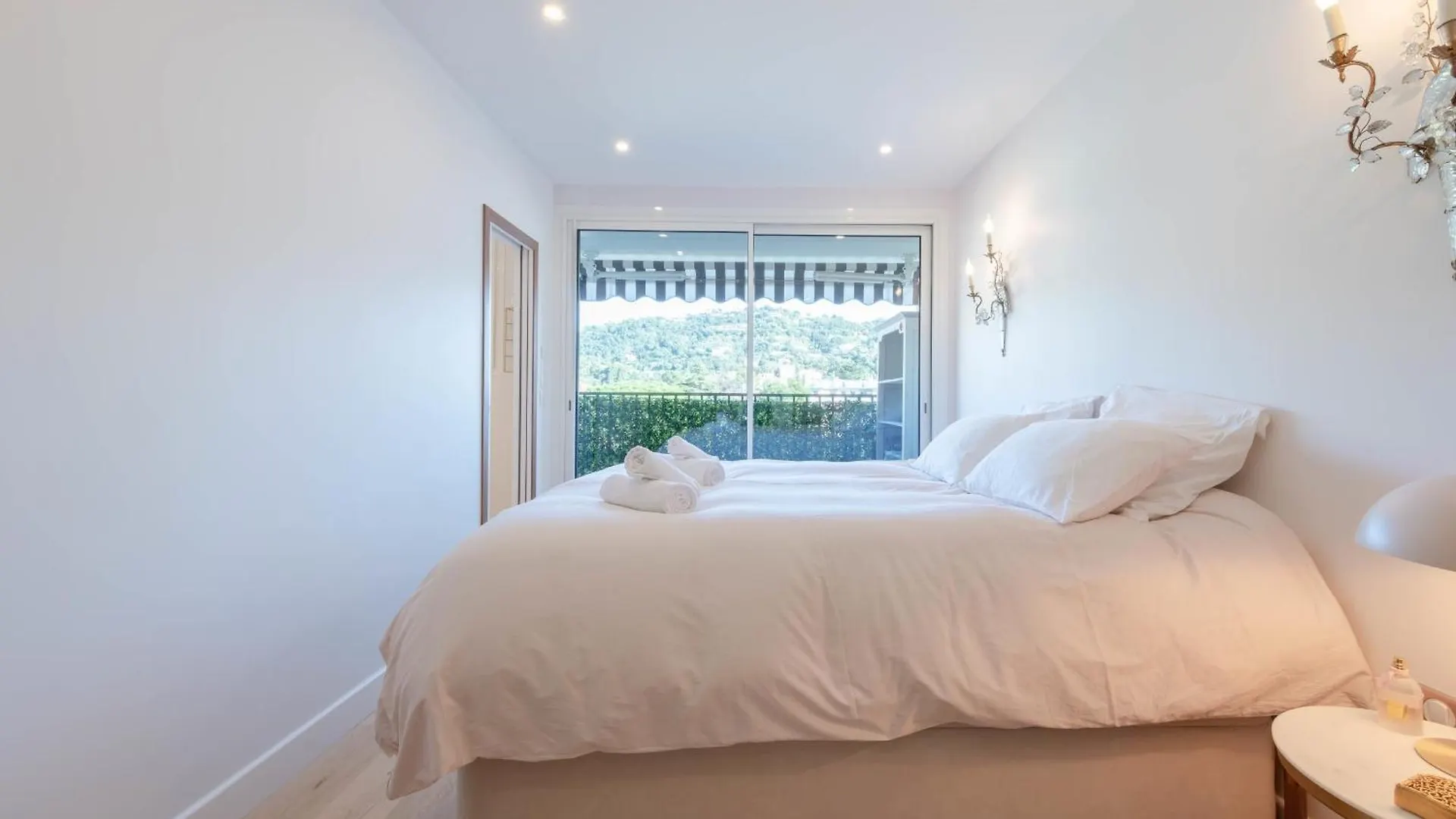 Luxury 2-Br Apartment With Sea View Cannes France