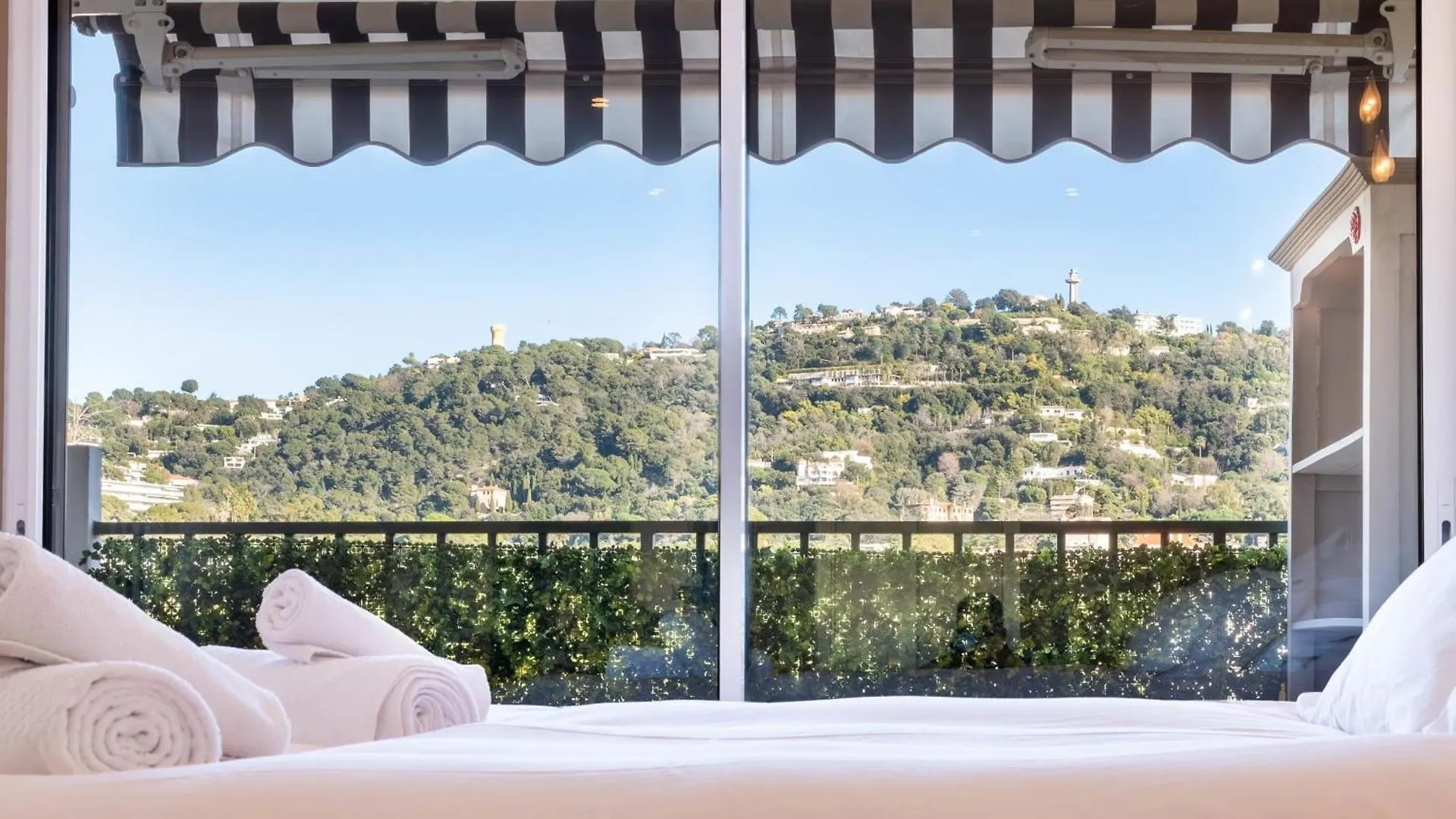 Luxury 2-Br Apartment With Sea View Cannes