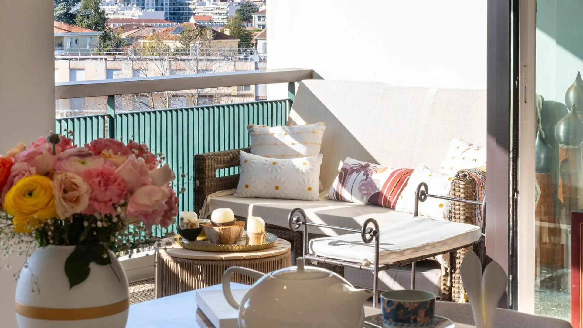 Luxury 2-Br Apartment With Sea View Cannes