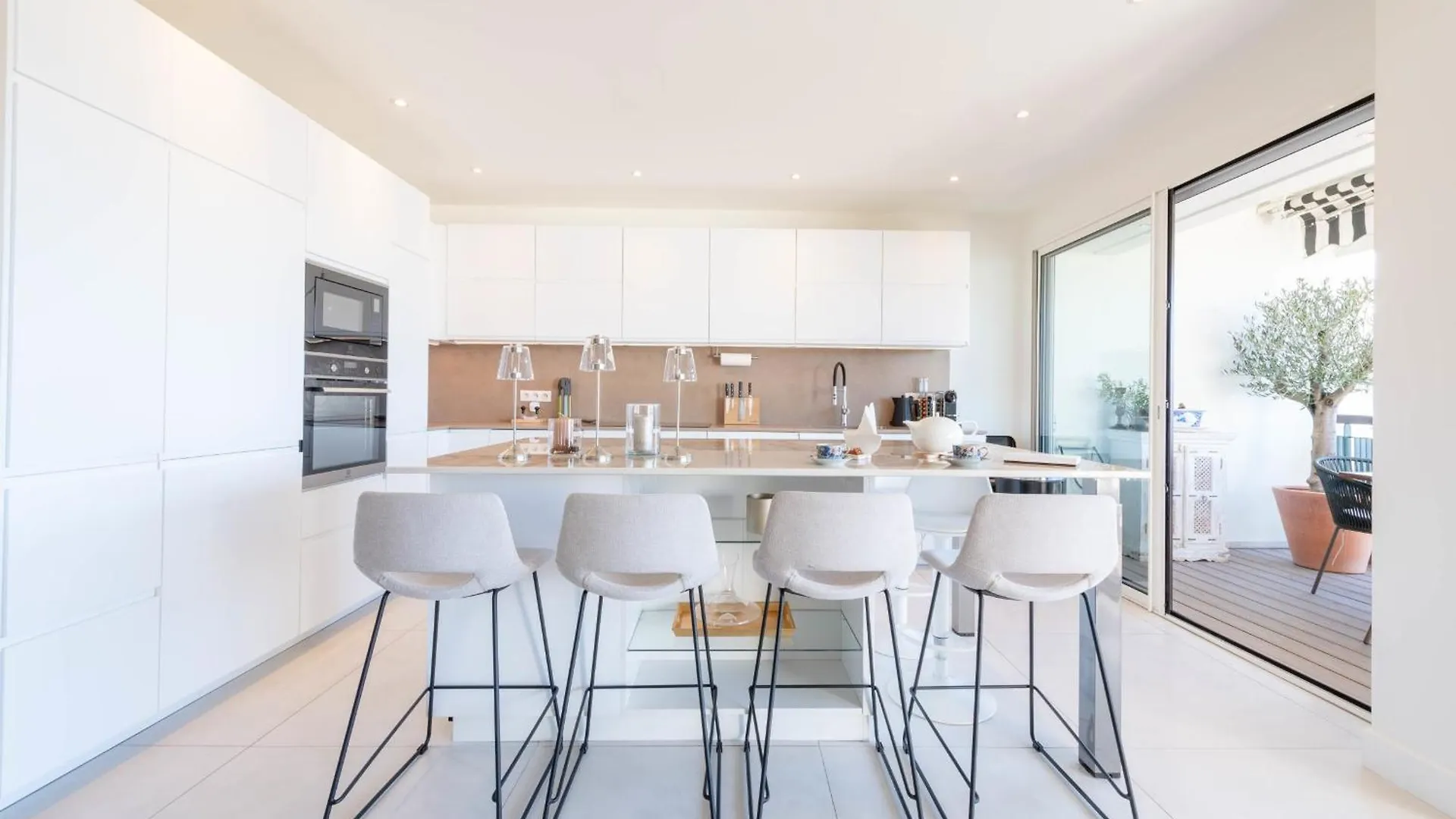 Luxury 2-Br Apartment With Sea View Cannes France