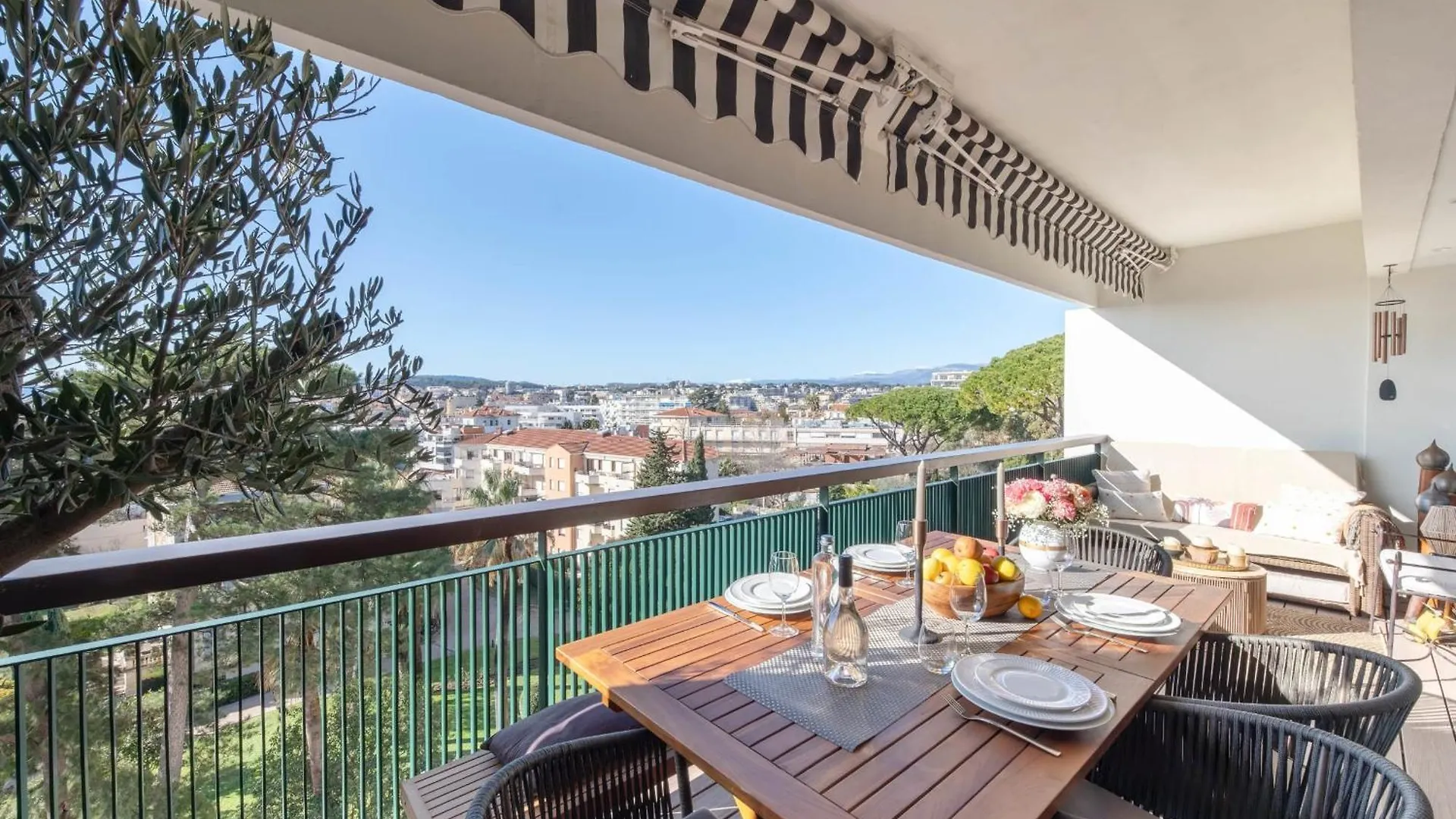 Luxury 2-Br Apartment With Sea View Cannes