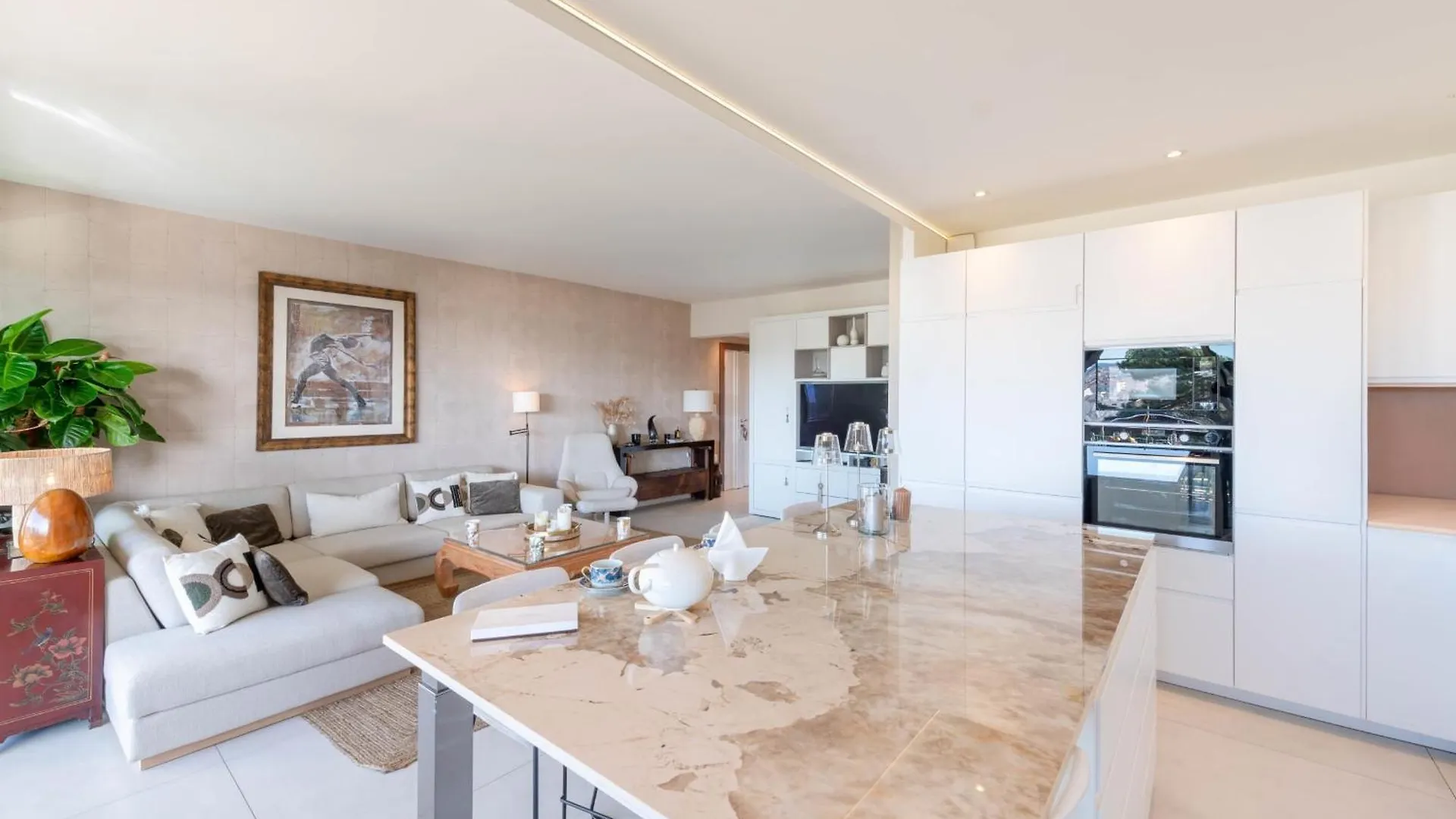 Luxury 2-Br Apartment With Sea View Cannes