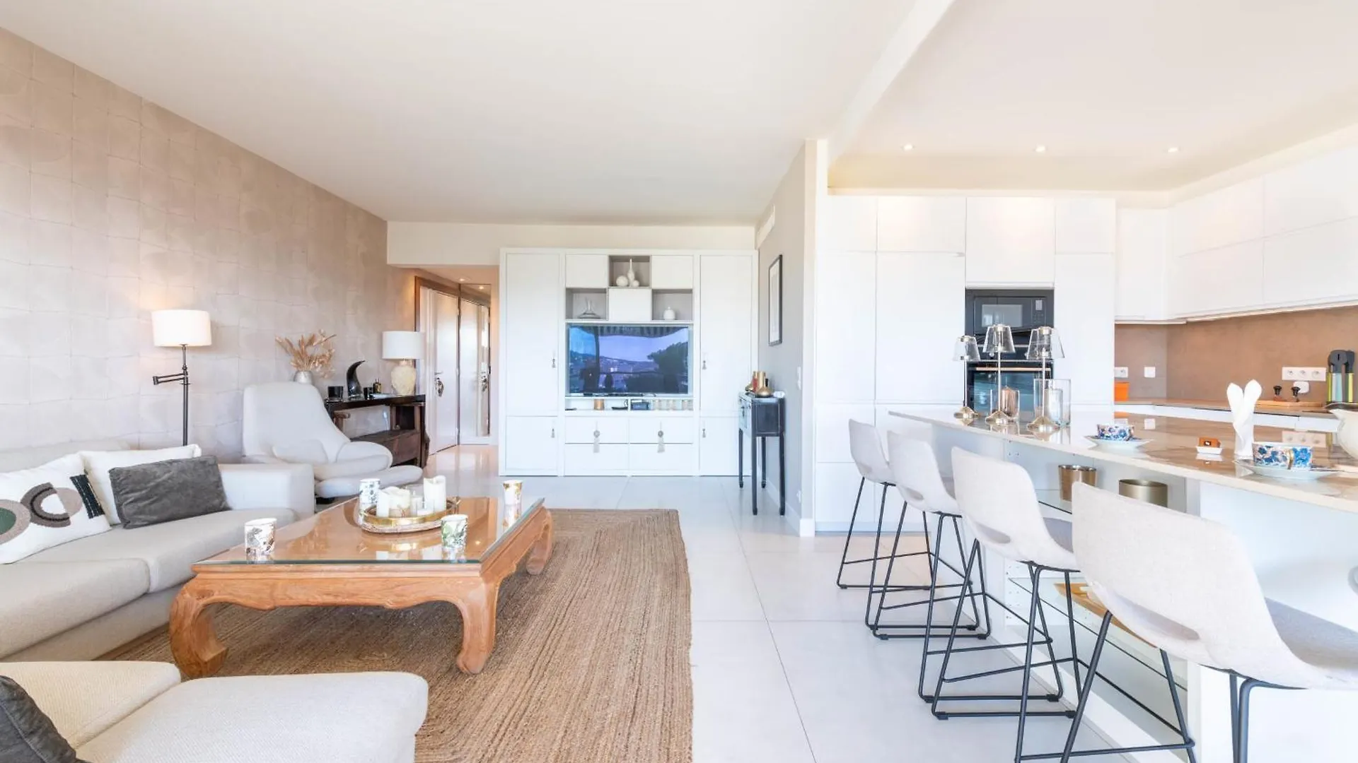 Luxury 2-Br Apartment With Sea View Cannes