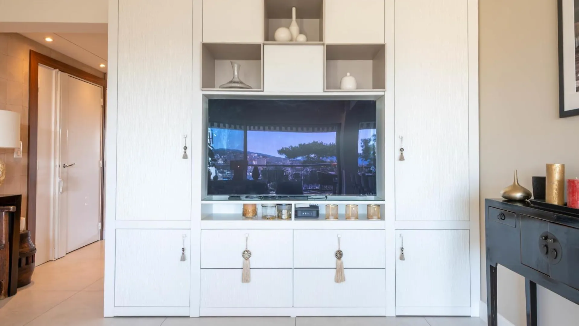 Luxury 2-Br Apartment With Sea View Cannes