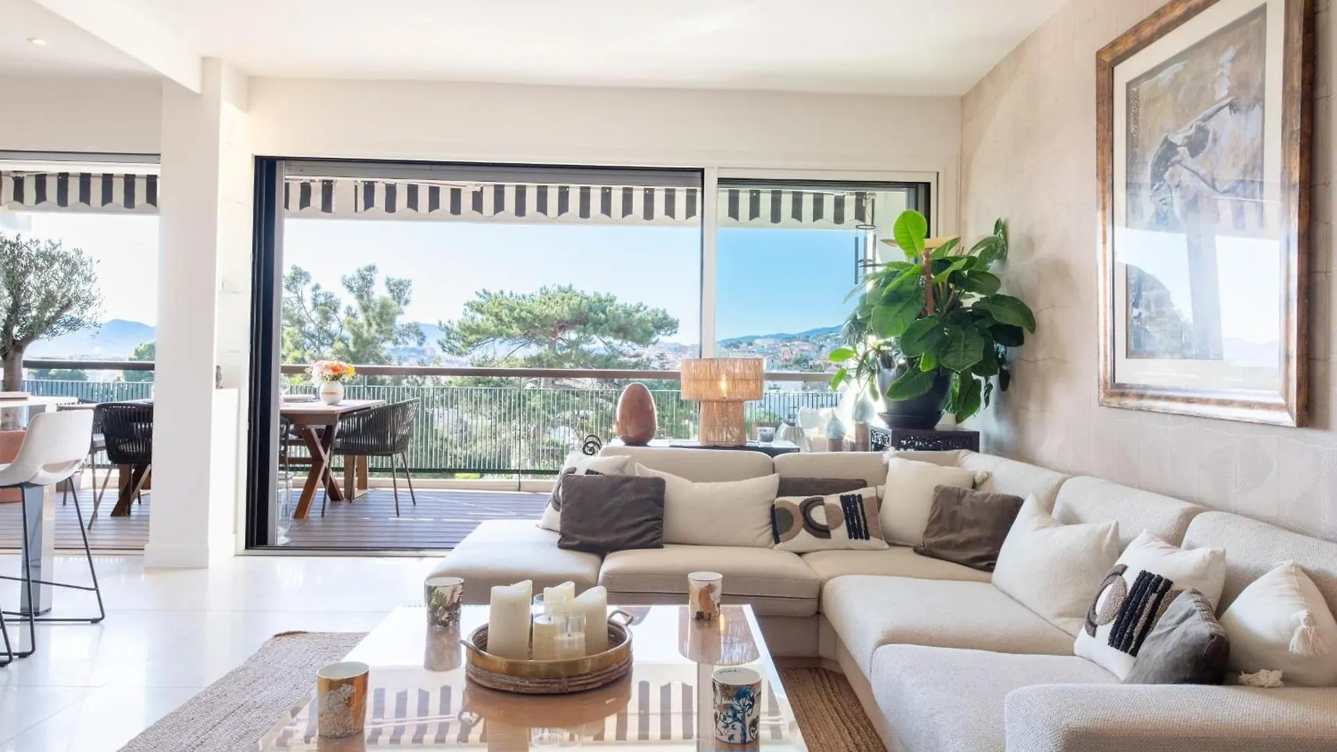 Luxury 2-Br Apartment With Sea View Cannes France
