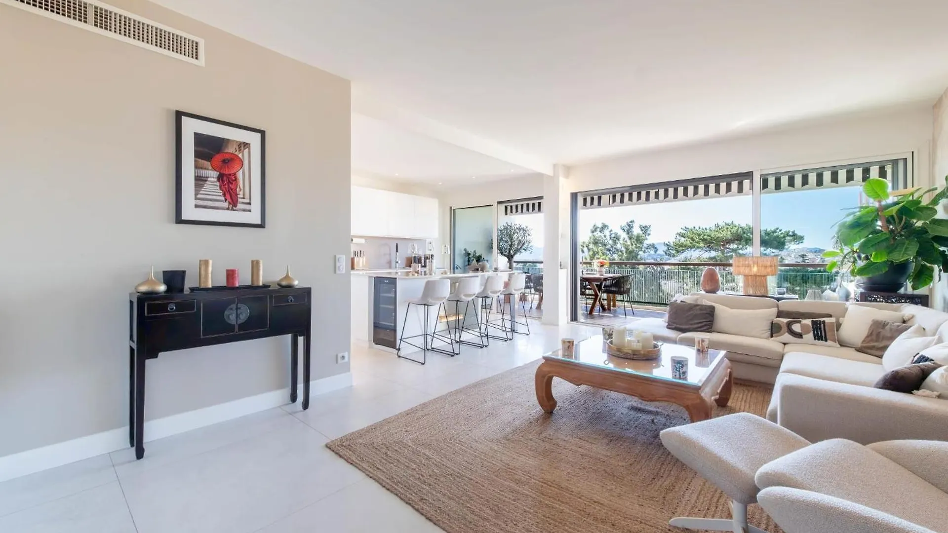Luxury 2-Br Apartment With Sea View Cannes