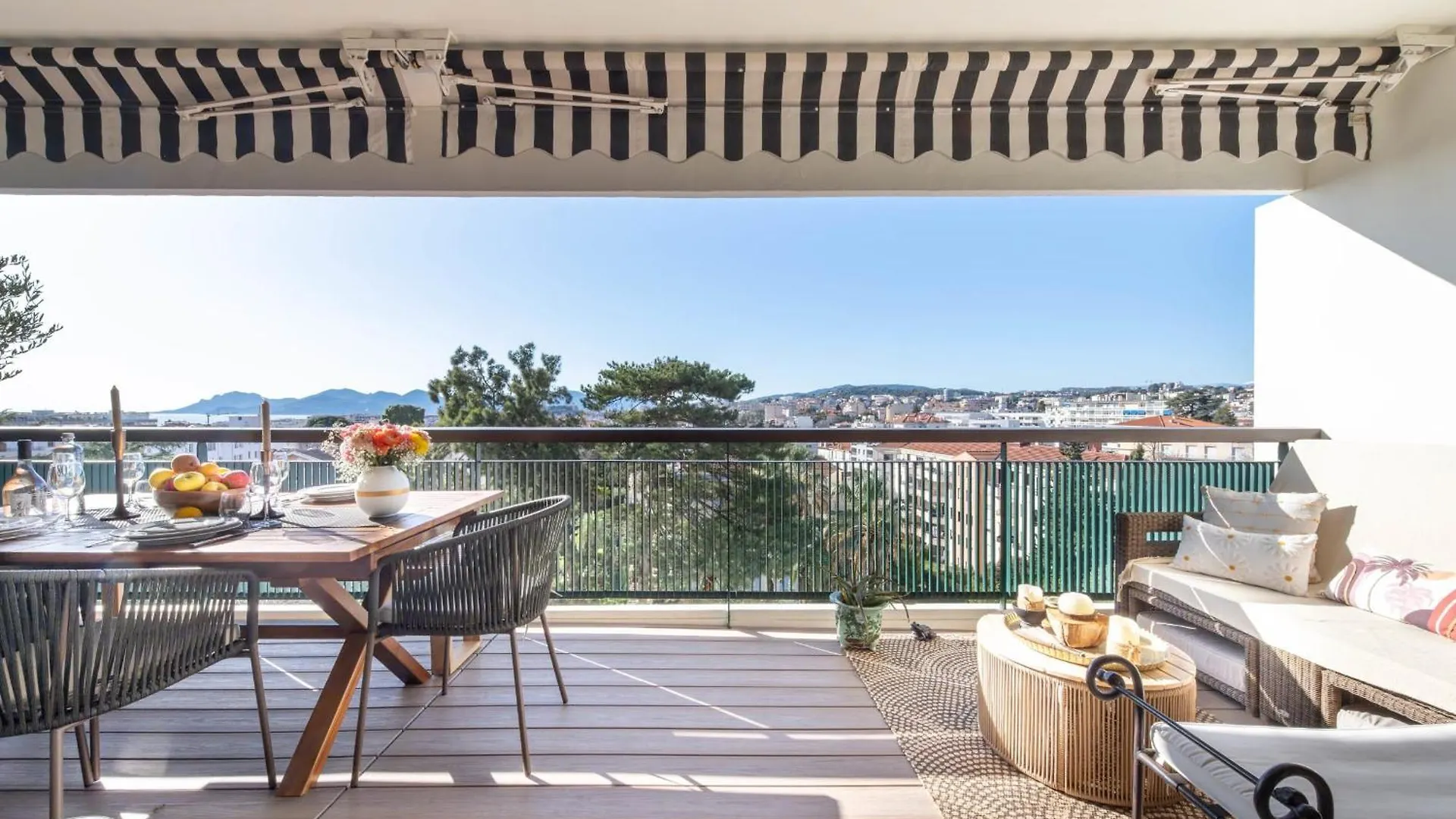 Luxury 2-Br Apartment With Sea View Cannes