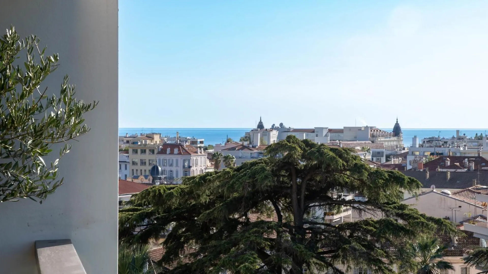 Luxury 2-Br Apartment With Sea View كان
