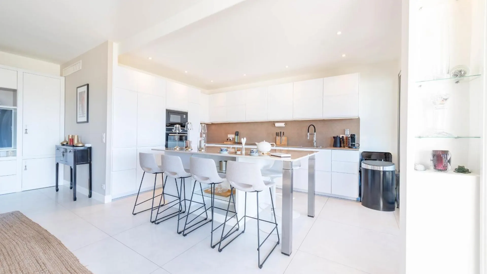 Luxury 2-Br Apartment With Sea View كان