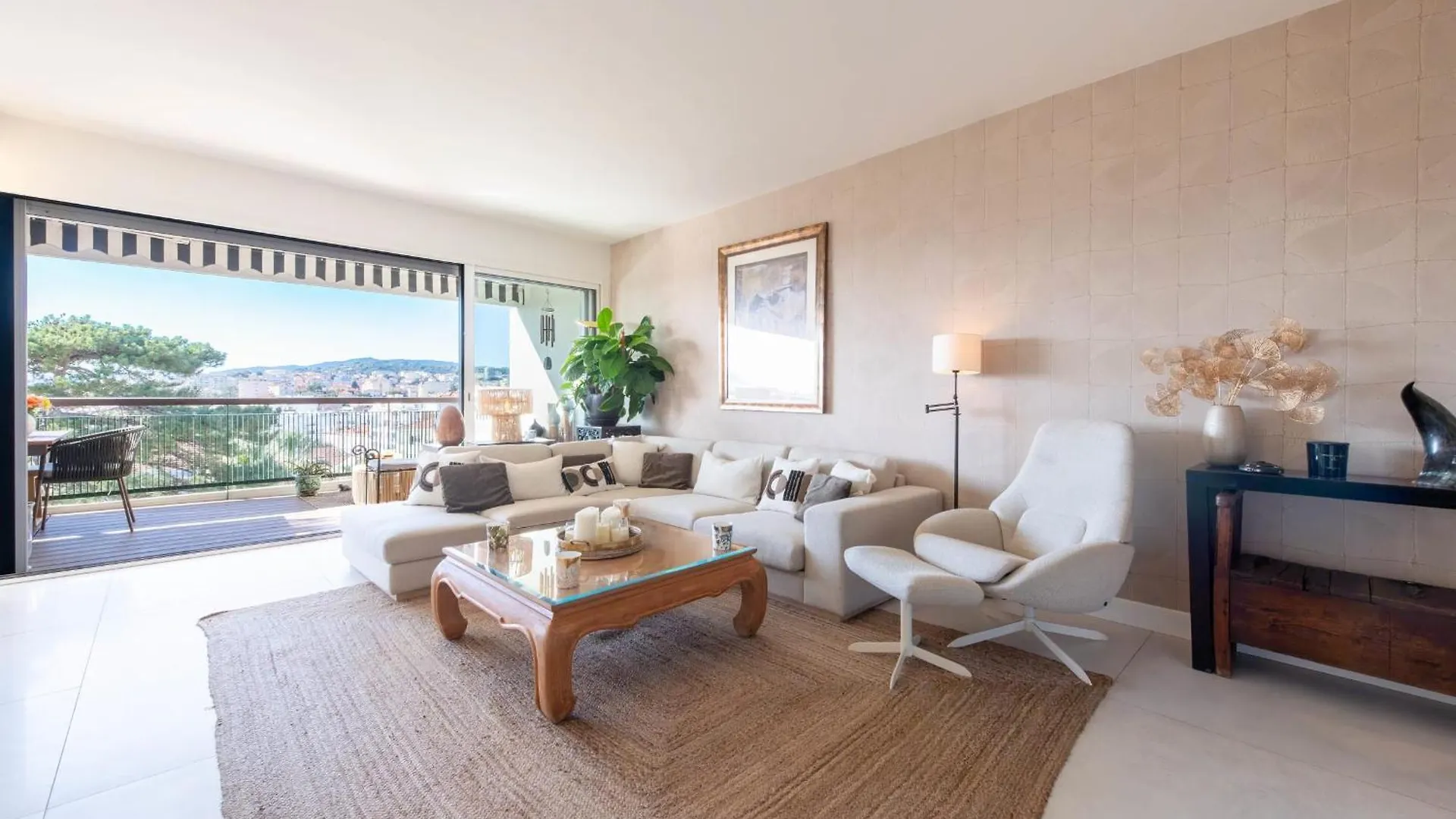 Luxury 2-Br Apartment With Sea View كان