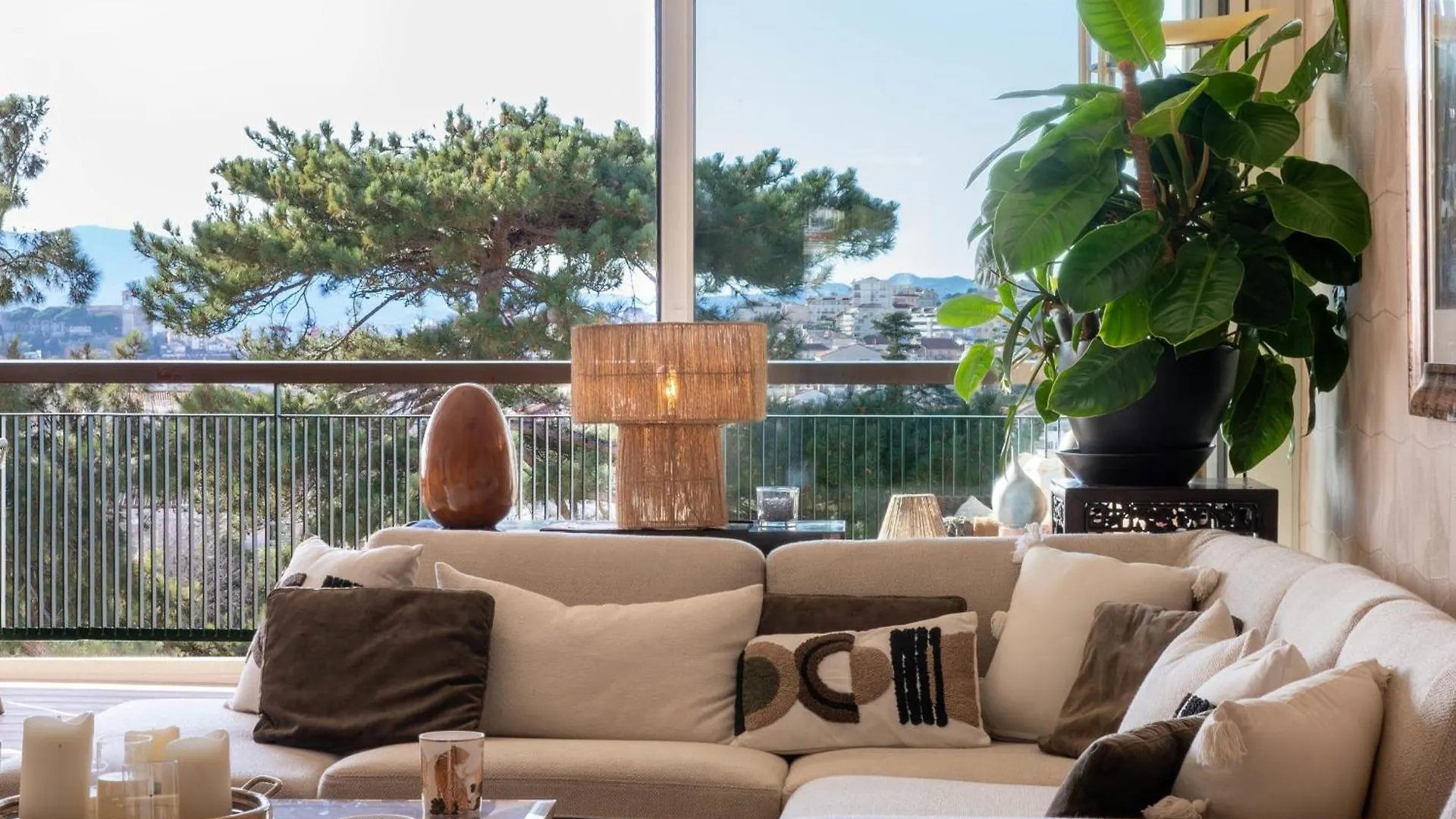 Luxury 2-Br Apartment With Sea View كان